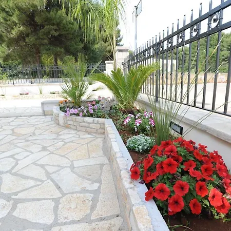 Semesterbostad Carmelina *